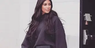 Keluarga Kardashian memang tengah kehadiran bayi-bayi lucu di tahun 2018 ini. Kehadiran Chicago, Stormi dan True membuat keluarga itu semakin berwarna. (instagram/kimkardashian)