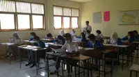 Sekolah Dekat Kandang Sapi, Siswa di Bogor Ujian Pakai Masker