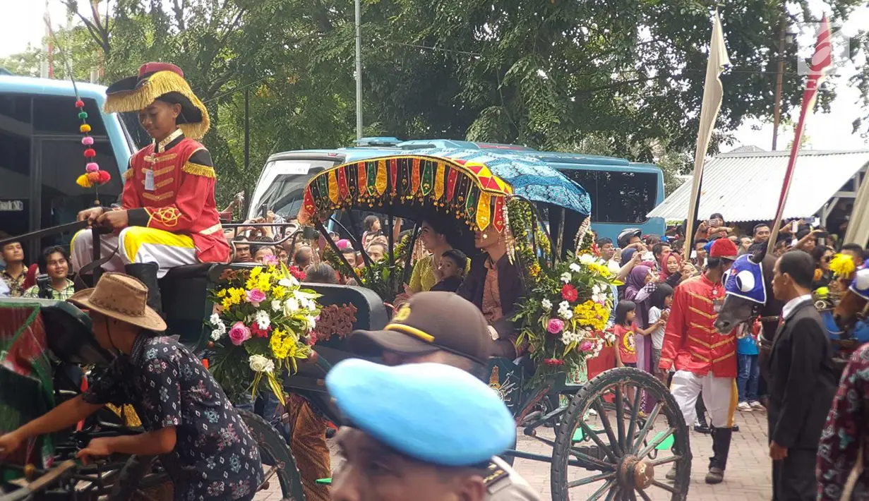 Gibran Rakabuming Raka bersama istri Selvi Ananda dan anaknya Jan Ethes Srinarendra menyapa warga saat prosesi kirab pernikahan Kahiyang Ayu-Bobby Nasution di Kota Medan, Sumatera Utara, Minggu (26/11). (Liputan6.com/Aditya Eka Prawira)