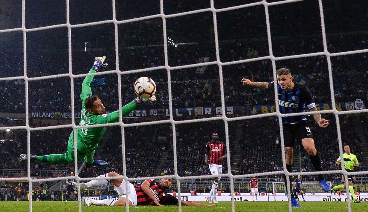 Proses terjadinya gol yang dicetak striker Inter Milan, Mauro Icardi, ke gawang AC Milan pada laga Serie A Italia di Stadion San Siro, Milan, Minggu (21/10). Inter menang 1-0 atas Milan. (AFP/Marco Bertorello)