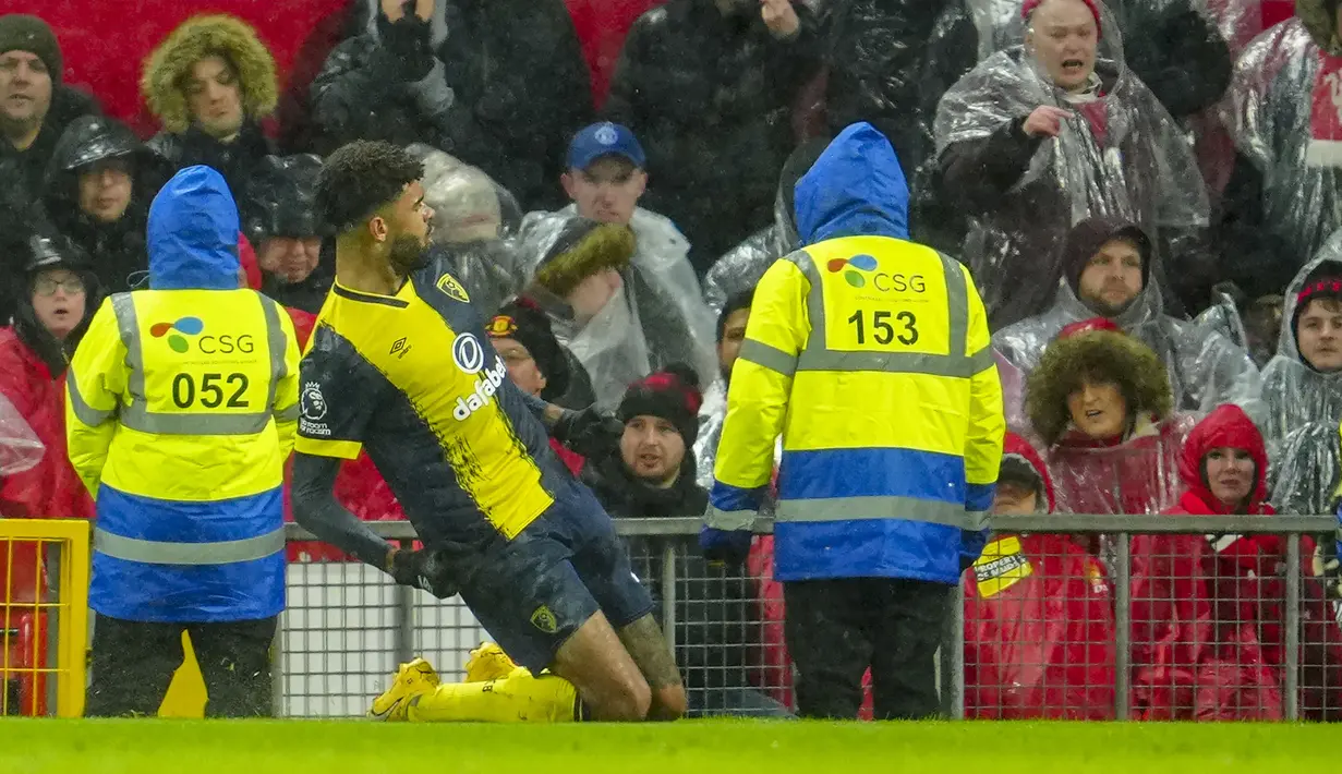Selebrasi gelandang Bournemouth, Philip Billing setelah mencetak gol kedua timnya ke gawang Manchester United pada laga pekan ke-16 Liga Inggris 2023/2024 di Old Trafford Stadium, Sabtu (9/12/2023). (AP Photo/Jon Super)