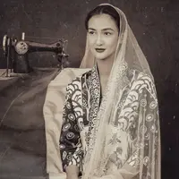 Atiqah Hasiholan sebagai Fatmawati dalam balutan kebawa sederhana dan kerudung. Makeup yang begitu minimalis hadirkan kesan anggun khas wanita Indonesia yang berwibawa. [Foto: yudajulianofficial]