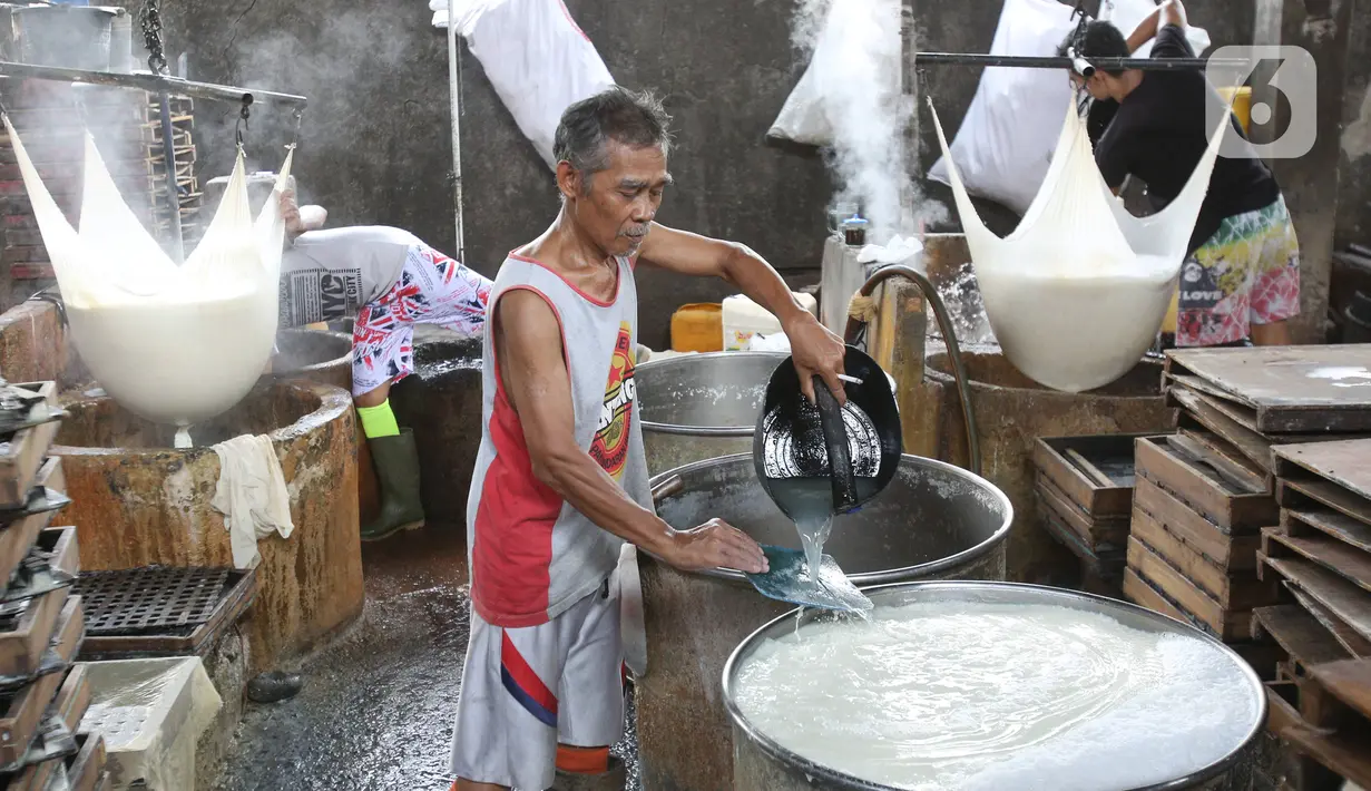 Pekerja menyelesaikan pembuatan tahu di industri rumahan kawasan Jakarta, Selasa (17/12/2019). Pemerintah resmi memangkas bunga Kredit Usaha Rakyat (KUR) dari 7 persen menjadi 6 persen, kebijakan ini mulai berlaku pada Januari 2020 mendatang. (Liputan6.com/Angga Yuniar)