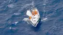 Kapal patroli ikan Prancis, FPV Osiris berhasil menyelamatkan pelaut India yang cedera, Abhilash Tomy di Samudera Hindia, Selasa (25/9). Tomy yang hilang sejak Jumat (21/9) ketika badai melanda perahunya. (HO/AUSTRALIAN MARITIME SAFETY AUTHORITY/AFP)