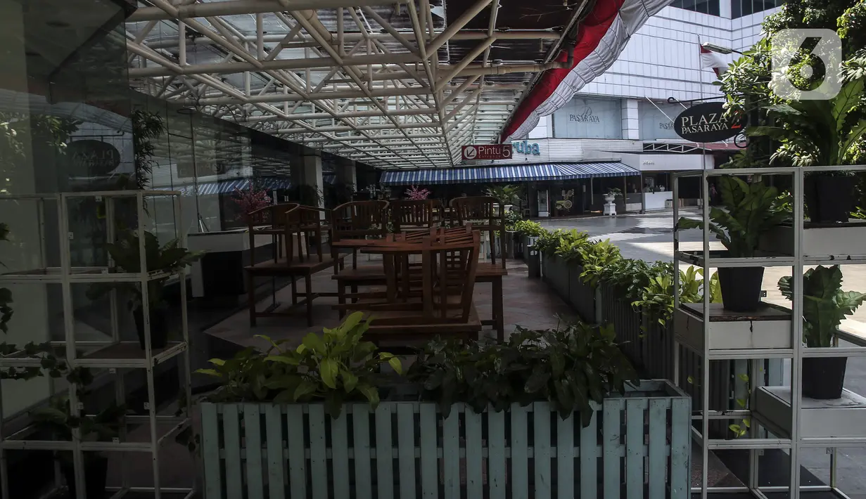 Suasana salah satu pusat perbelanjaan yang tutup di Jakarta, Minggu (8/8/2021). Pembebasan PPN atas jasa sewa kios, gerai, dan toko di pusat perbelanjaan dilakukan pemerintah untuk membantu dunia usaha yang terdampak penyesuaian aturan PPKM Level 4. (Liputan6.com/Johan Tallo)