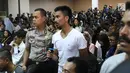 Keluarga korban bertanya saat konfrensi pers proses evakuasi Lion Air JT 610 di Krisis Center, Jakarta, Senin (5/11). Evaluasi dilakukan langsung di hadapan keluarga korban. (Liputan6.com/Immanuel Antonius)