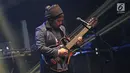 Aksi panggung vokalis Payung Teduh, Is saat tampil dalam konser BBM x Liztomania vol.3 di Gedung Kesenian Jakarta, Selasa (14/11). Konser Musik Tanah Air Vol.3 ini bertajuk Payung Teduh "Catra Adhum". (Liputan6.com/Herman Zakharia)