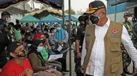 Ketua Satgas COVID-19 Ganip Warsito berbincang dengan peserta saat meninjau vaksinasi di Kawasan Berikat Nusantara (KBN) Cakung, Jakarta Utara, Kamis (1/7/2021). (Tim Komunikasi Kebencanaan BNPB)