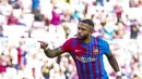 Penyerang Barcelona, Memphis Depay berselebrasi usai mencetak gol ke gawang Levante pada pertandingan La Liga Spanyol di Levante di stadion Camp Nou, Spanyol, Minggu (26/9/2021). Kemenangan ini membawa Barcelona naik ke posisi lima klasemen sementara dengan 12 poin. (AP Photo/Joan Monfort)