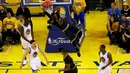 Pebasket Cleveland Cavaliers, LeBron James, melakukan dunk saat gim ketujuh final NBA melawan Golden State Warriors. Pada laga itu LeBron menjadi bintang dengan mencetak 27 poin. (AFP/Ezra Shaw)