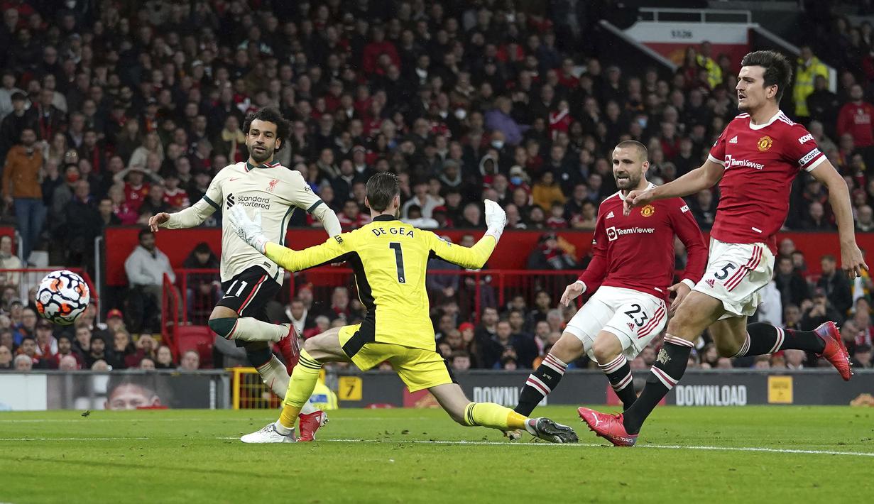 Gol ketiga Mohamed Salah dicetak di menit ke-50. Menerima umpan terobosan dari Jordan Henderson, Salah melakukan sprint hingga masuk ke dalam kotak penalti mendekati David De Gea lalu melepaskan sepakan kaki kiri yang yang tak terduga. (PA via AP/Martin Rickett)