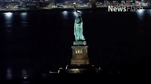 Biasanya, jika malam menjelang, lampu Patung Liberty menyala. Memperlihatkan sosok berkerudung, bermahkota yang membawa obor serta buku.
