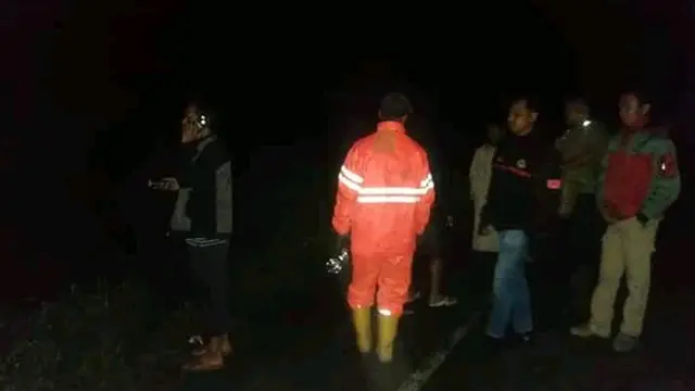 Petugas berjaga di jalan ambles Aceh