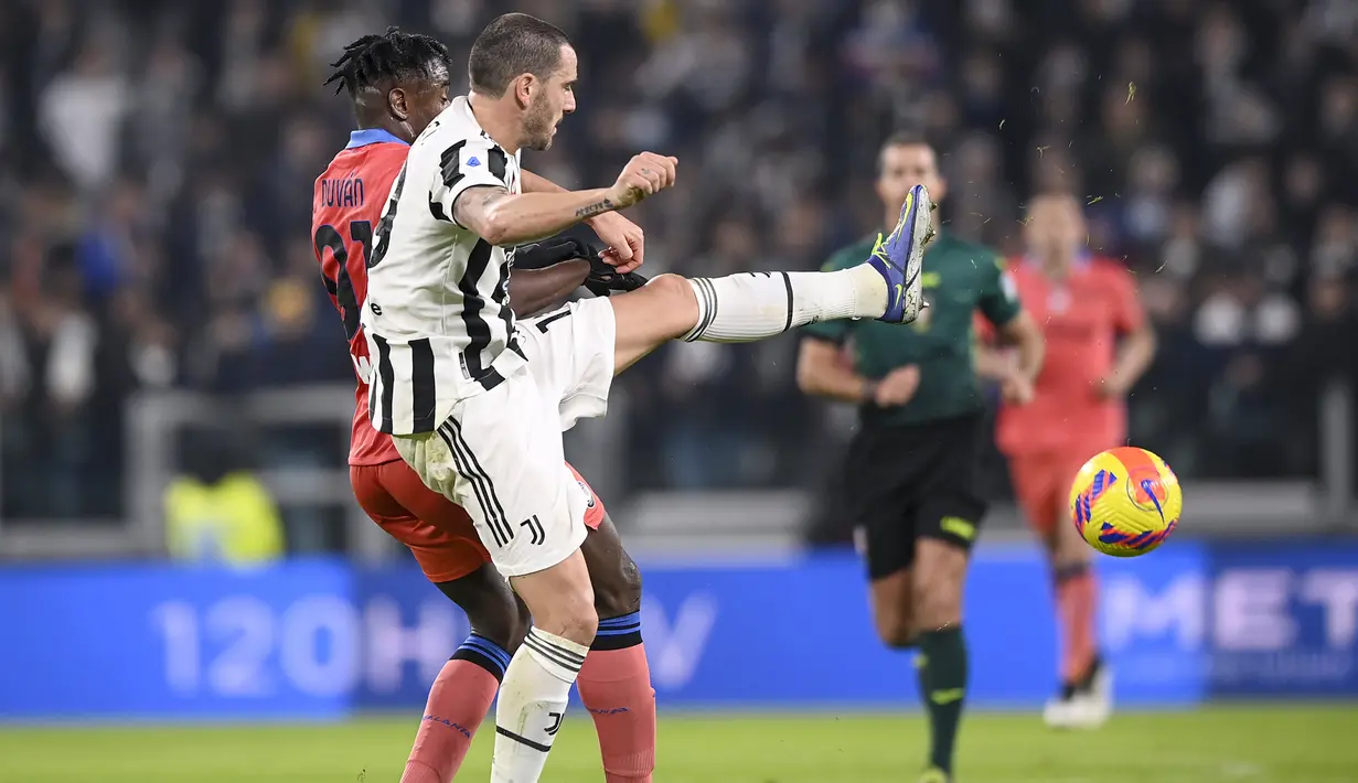 Penyerang Atalanta Duvan Zapata berebut bola dengan bek Juventus Leonardo Bonucci pada laga pekan ke-14 Liga Italia di Allianz stadium, Minggu (28/11/2021) dini hari WIB. Juventus kalah 0-1 di kandang sendiri kala menjamu Atalanta. (Fabio Ferrari/LaPresse via AP)