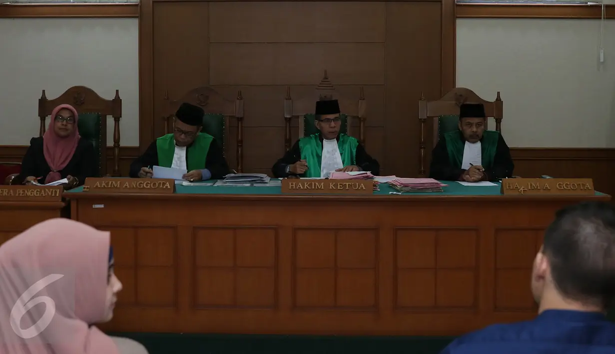 Majelis Hakim saat membacakan putusan perceraian Risty Tagor dan Stuart Collin di Pengadilan Agama Jakarta Selatan, Kamis (24/3).  Majelis Hakim mengabulkan gugatan cerai yang dilayangkan Risty Tagor terhadap Stuart Collin. (Liputan6.com/Herman Zakharia)