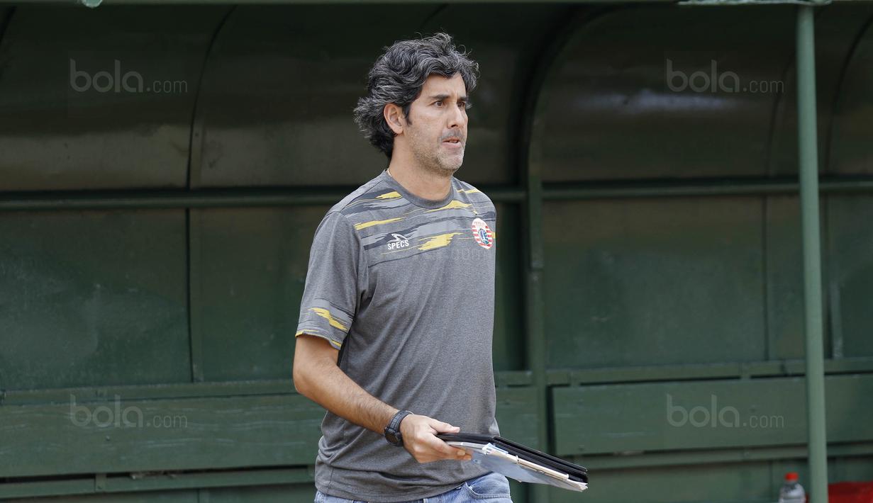 Pelatih Persija, Stefano Cugurra Teco, saat pertandingan melawan Persika Karawang pada laga uji coba di Stadion Soemantri Brodjonegoro, Kuningan, Jakarta, Sabtu (30/12/2017). Persija menang 3-1 atas Persika. (Bola.com/M Iqbal Ichsan)