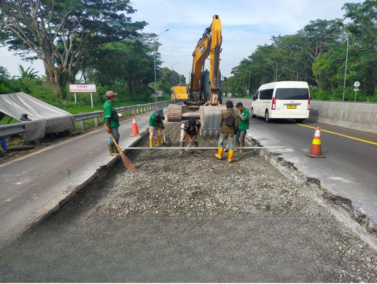 PT Jasa Marga (Persero) Tbk melalui anak usaha Jasamarga Metropolitan Tollroad (JMT) melakukan perbaikan jalan di Tol Cikampek-Purwakarta-Padalarang (Tol Cipularang). (Foto: Jasa Marga)