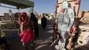 Seorang pria membawa botol air kosong yang untuk mencuci kuburan di pemakaman Wadi al-Salam, di Najaf, selatan Baghdad, Irak. 10 Agustus 2016. Luas pemakaman ini semakin bertambah 40 persen hingga menjadi 3 mil persegi. (REUTERS/Alaa Al-Marjani)