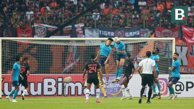 Foto: Bermain di Depan Ribuan The Jakmania, Persija Jakarta Dikalahkan Klub Malaysia di Laga Uji Coba