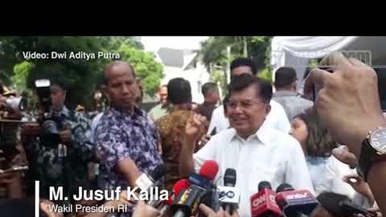 VIDEO: Pakai baju putih, Wapres JK nyoblos ditemani cucu