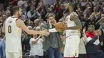 Pebasket Cleveland Cavaliers, LeBron James dan Kevin Love, merayakan kemenangan atas New Orleans Pelicans pada laga NBA di Quicken Loans Arena, Sabtu (31/3/2018). Cavaliers menang 107-102 atas Pelicans. (AP/Phil Long)