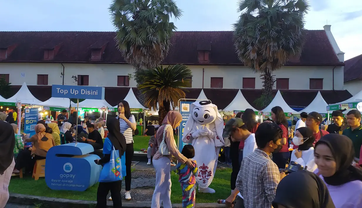 Sore harinya, La'eeb melanjutkan menyapa warga Makassar dengan mengunjungi Makassar Culinary Night yang terletak di kawasan bersejarah Benteng Rotterdam. (Procomm Surya Citra Media)