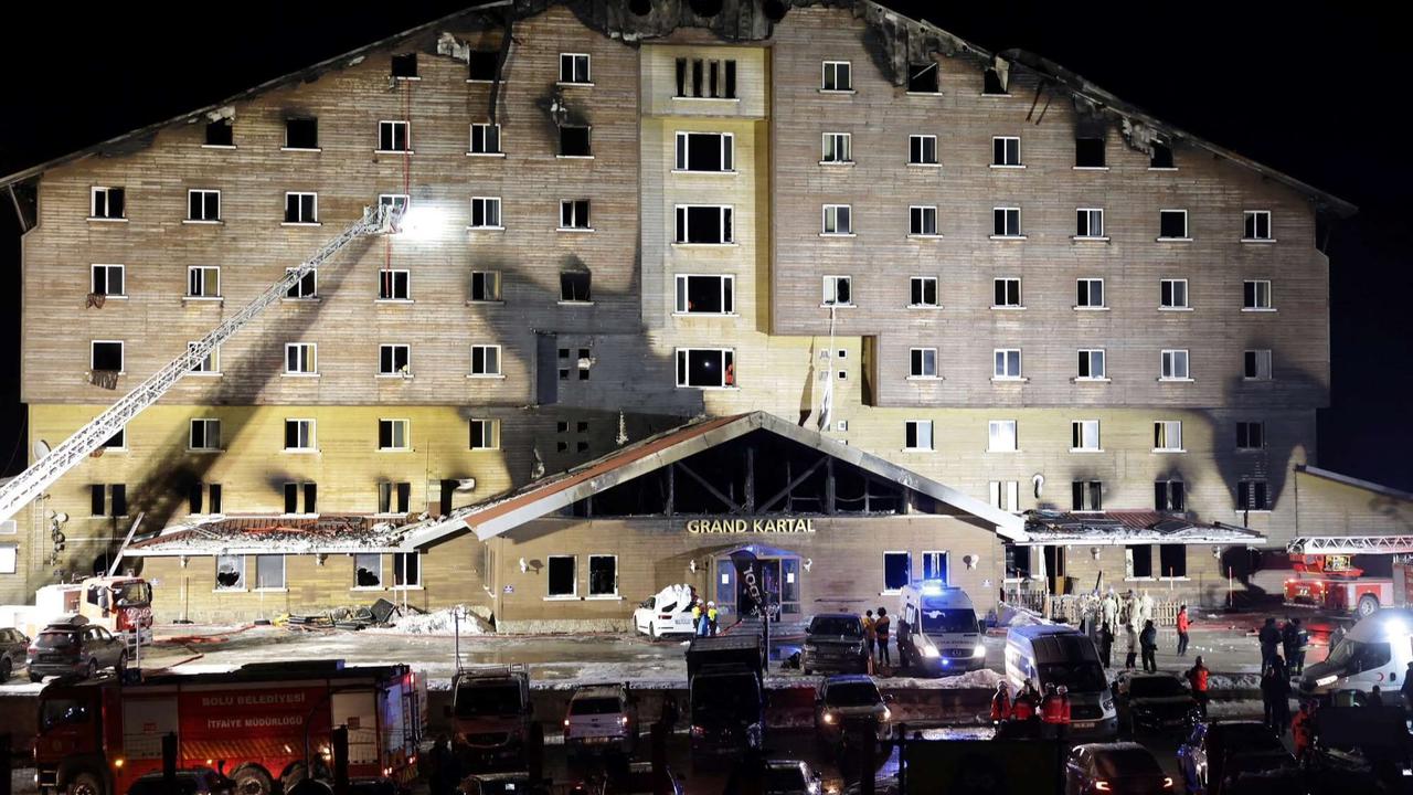 Kebakaran hotel di resor ski Turki