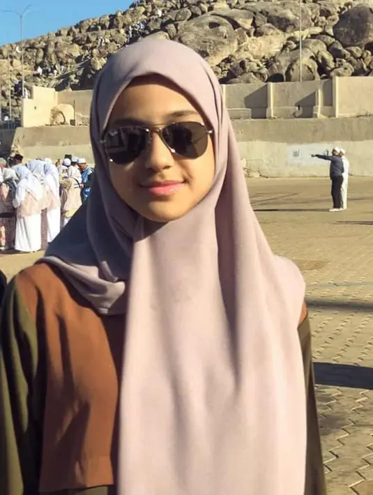 Asila juga tampil manis dan cantik dalam balutan hijab saat menjalani ibadah umrah. Ia pun makin terlihat mirip dengan ibunya. Meski tanpa riasan, Asila terlihat cantik natural.(Liputan6.com/IG/@therealasilamaisa)