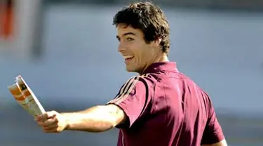 Senyuman gelandang baru Olympique Lyonais Yoann Gourcuff sebelum laga Ligue 1 lawan Lorient di Moustoir Stadium, 28 Agustus 2010. AFP PHOTO / FRED TANNEAU