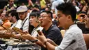 Sejumlah peserta menggulung cerutu selama kelas master dalam Festival Havana Cigar ke-20 di Istana Konvensi di Havana, Kuba (28/2). (AFP Photo/Adalberto Roque)