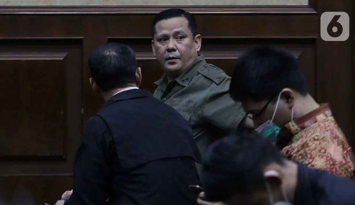Terdakwa kasus suap penghapusan red notice Djoko Tjandra, Irjen (Pol) Napoleon Bonaparte (tengah) sesaat sebelum menjalani sidang lanjutan di Pengadilan Tipikor, Jakarta, Senin (8/2/2021). Sidang beragendakan mendengar keterangan terdakwa. (Liputan6.com/Helmi Fithriansyah)