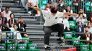 Atlet skateboard Indonesia Basral Graito Hutomo beraksi pada final nomor street putra Asian Games 2026 di Tokoname, Jepang, Minggu (27/9/2026). (AP Photo/Dita Alangkara)