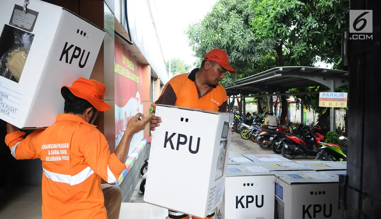 Pasukan oranye membawa logistik pemilu 2019 di Gelanggang Olahraga Remaja, Jakarta Pusat, Selasa (16/4). Logistik tersebut akan distribusikan kesejumlah kelurahan dan Tempat Pemungutan Suara (TPS) yang tersebar di Kecamatan Senen, jelang Pemungutan Suara 19 April 2019. (Liputan6.com/Herman Zakharia)
