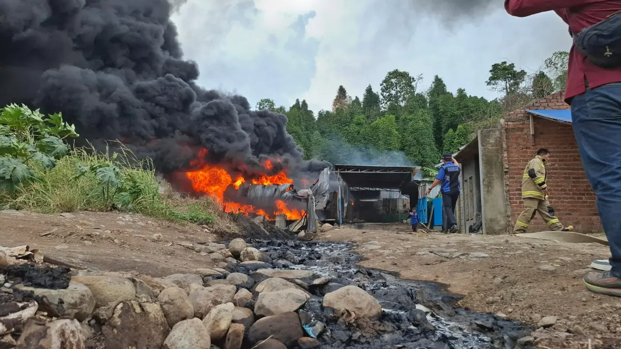 Gudang BBM di Teluk Betung Timur Terbakar, Jalan Umbul Kunci Macet 2 Kilometer