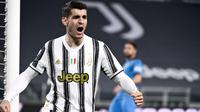 Striker Juventus, Alvaro Morata, melakukan selebrasi usai mencetak gol ke gawang Spezia pada laga Liga Italia di Stadion Allianz, Selasa (2/3/2021). Juventus menang telak 3-0. (Marco Alpozzi/LaPresse via AP)