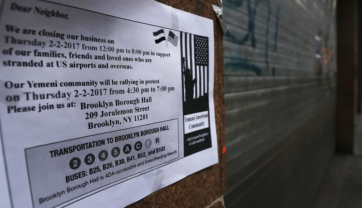Kertas pemberitahuan tertempel di toko kelontong, Musa, di Brooklyn borough New York City, Kamis (2/1). Ribuan pemilik toko kelontong telah menutup tokonya untuk memprotes perintah eksekutif Donald Trump. (Spencer Paltt/GETTY IMAGES NORTH AMERICA/AFP)