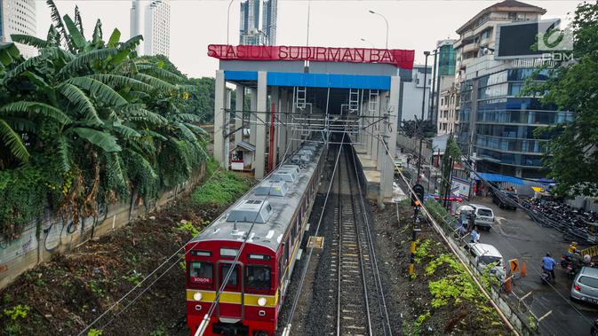 Kereta Rel Listrik (KRL) Jabodetabek melintas di area pembangunan Stasiun Sudirman Baru di Kawasan Dukuh Atas, Jakarta Pusat, Rabu (22/11). (Liputan6.com/Faizal Fanani)