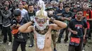 Aksi penonton berkostum hanoman saat menyaksikan Hammersonic Festival 2018 di Pantai Karnaval Ancol, Jakarta, Minggu (22/7). (Liputan6.com/Faizal Fanani)