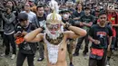Aksi penonton berkostum hanoman saat menyaksikan Hammersonic Festival 2018 di Pantai Karnaval Ancol, Jakarta, Minggu (22/7). (Liputan6.com/Faizal Fanani)