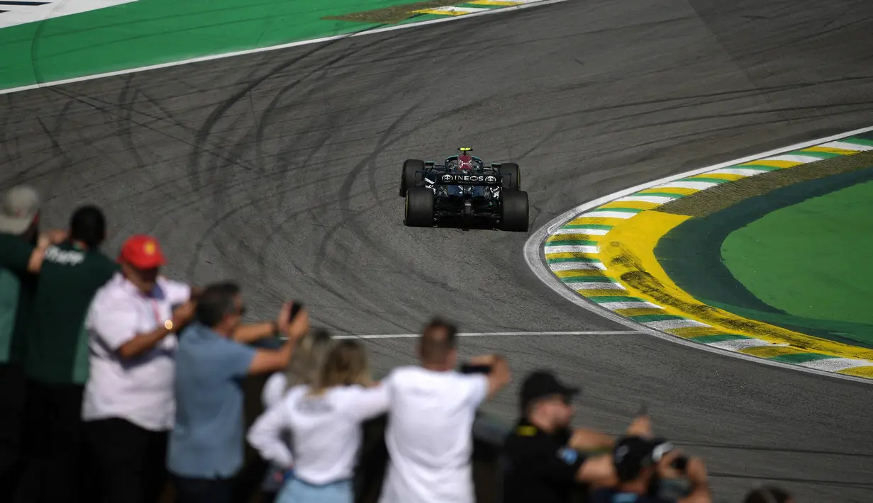 Akhirnya Lewis Hamilton berhasil menjauhi pesaingnya tersebut hingga akhir balapan usai. (AFP/Carl De Souza)
