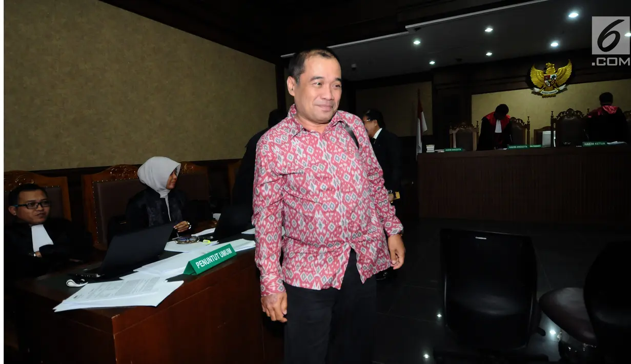 Direktur Kebijakan Pengadaan Umum LKPP, Setiabudi Arianta saat jeda sidang lanjutan dugaan korupsi proyek e-KTP dengan terdakwa Setya Novanto di Pengadilan Tipikor, Jakarta, Kamis (1/2). Sidang mendengar keterangan saksi. (Liputan6.com/Helmi Fithriansyah)