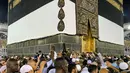 Panampakan bangunan Kakbah di Masjidil Haram, Mekah, Arab Saudi, Jumat (17/8). Kakbah berada di masjid yang paling disucikan dalam agama Islam, Masjidil Haram. (AP Photo/ Dar Yasin)