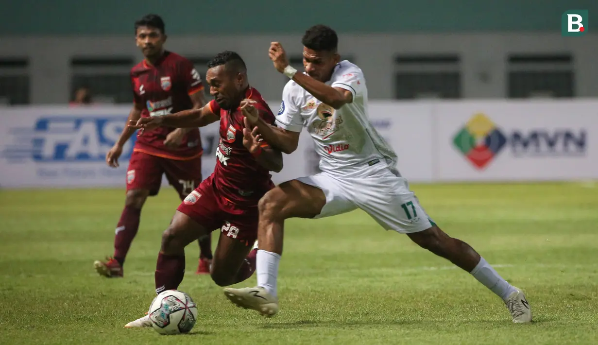 Gelandang Borneo FC, Terens Puhiri (kiri) berebut bola dengan gelandang Persebaya, Ricky Kambuaya dalam laga pekan pertama BRI Liga 1 2021/2022 di Stadion Wibawa Mukti, Cikarang, Sabtu (04/09/2021). Borneo FC menang 3-1. (Foto: Bola.com/Bagaskara Lazuardi