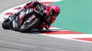 Saat balapan tinggal menyisakan satu lap, Aleix Espargaro melakukan kesalahan fatal. Ia mengira balapan sudah berakhir dan mulai memelankan kecepatannya. Selain itu, ia juga sempat melakukan selebrasi dengan melambaikan tangannya kepada penonton. (AP/Joan Monfort)