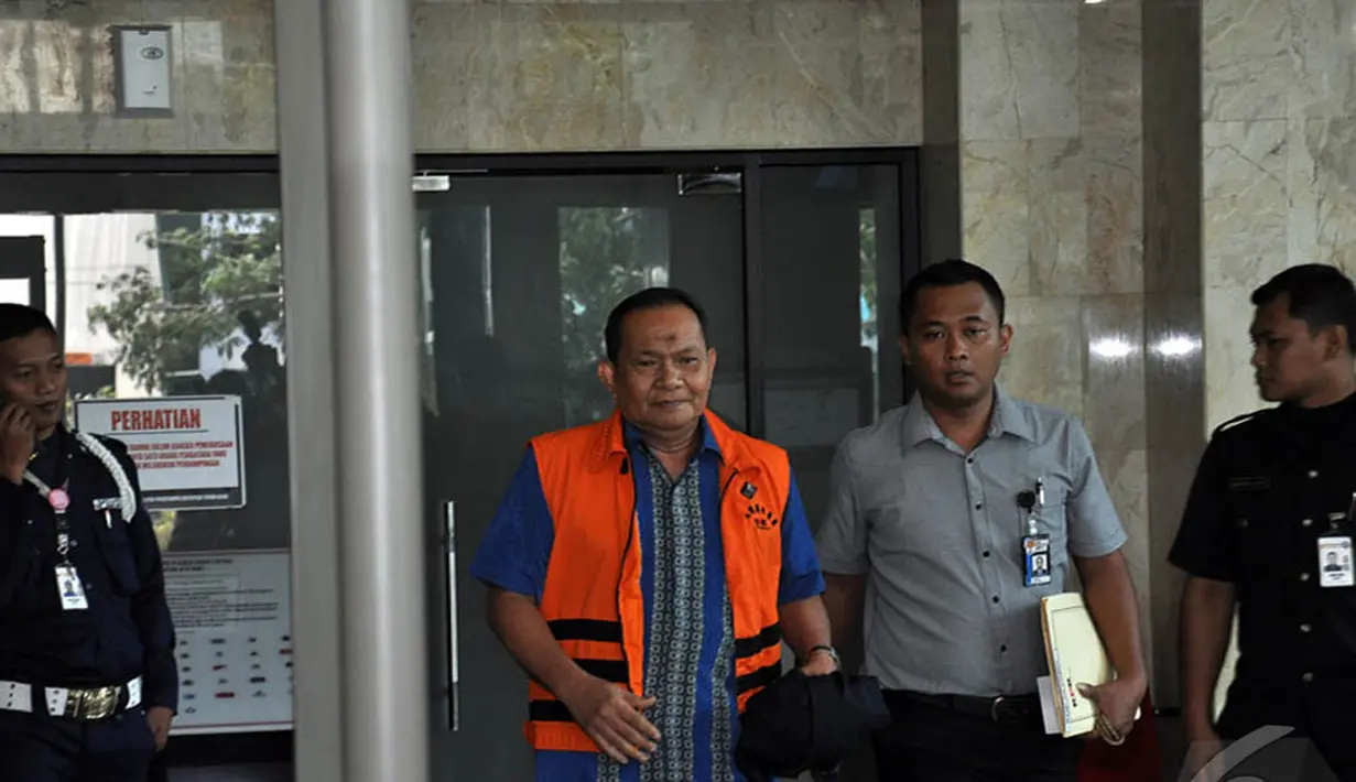 Mantan Hakim ad hoc di Pengadilan Tipikor Bandung Ramlan Comel keluar dari gedung KPK dengan menggunakan rompi kuning dan dikawal oleh petugas, jakarta, selasa (23/9). (Liputan6.com/Miftahul Hayat) 