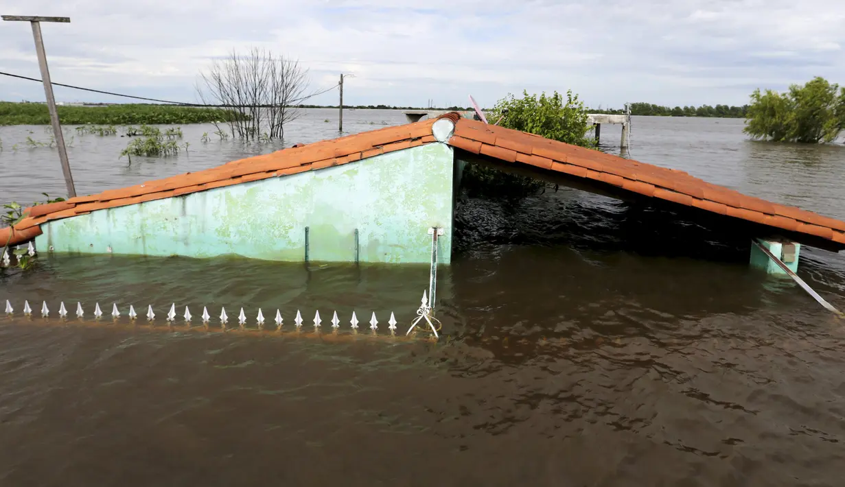 Atap rumah warga yang terendam banjir di Asuncion, Paraguay, Senin (28/12). Banjir terparah dalam kurun waktu 23 tahun ini, bahkan telah membuat lebih dari 100.000 warga mengungsi. (REUTERS/Jorge Adorno)
