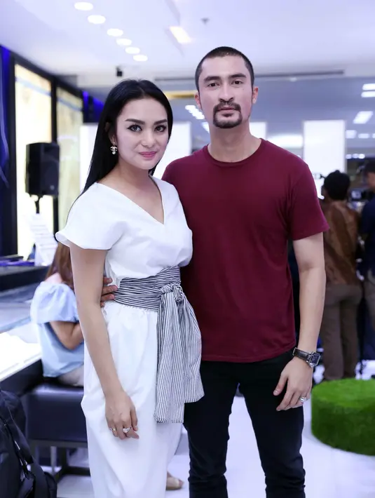 "Info yang kita dapat, nama aslinya bukan Pahlevi. Kita juga bingung kok bisa berubah jadi Pahlevi, dan dia tulis aktor atau pemain film. Itu harus ditanyakan, tolong dijawab ya Reza?" tutur Reza. (Nurwahyunan/Bintang.com)