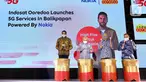 Director and COO Indosat Ooredoo Vikram Sinha, Gubernur Kalimantan Timur Isran Noor, Deputi IV Kemenko Perekonomian Mohammad Rudy Salahuddin dan Head of Mobile Network NOKIA Indonesia Frederic Chapelard memukul bedug pada peluncuran layanan 5G di Balikpapan (16/12/2021). (Liputan6.com/HO/Indosat)