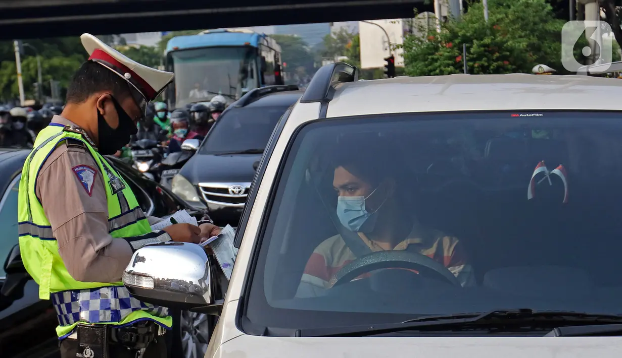 Polisi memeriksa surat kendaraan di kawasan Fatmawati, Jakarta, Senin (10/8/2020). Ditlantas Polda Metro Jaya kembali menerapkan sanksi tilang terhadap kendaraan roda empat yang melanggar peraturan ganjil genap di masa Pembatasan Sosial Berskala Besar (PSBB) transisi. (Liputan6.com/Herman Zakharia)