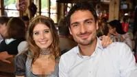 Bek Bayern Munchen, Mats Hummels dan istrinya Cathy berpose saat menghadiri festival bir Oktoberfest 2017 di Munich, Jerman (23/9). (AFP Photo/Pool/Alexandra Beier)